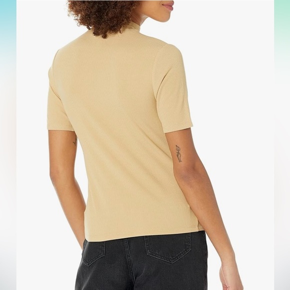 NWT Short Sleeve Mock Neck Ribbed T-Shirt - Picture 2 of 3